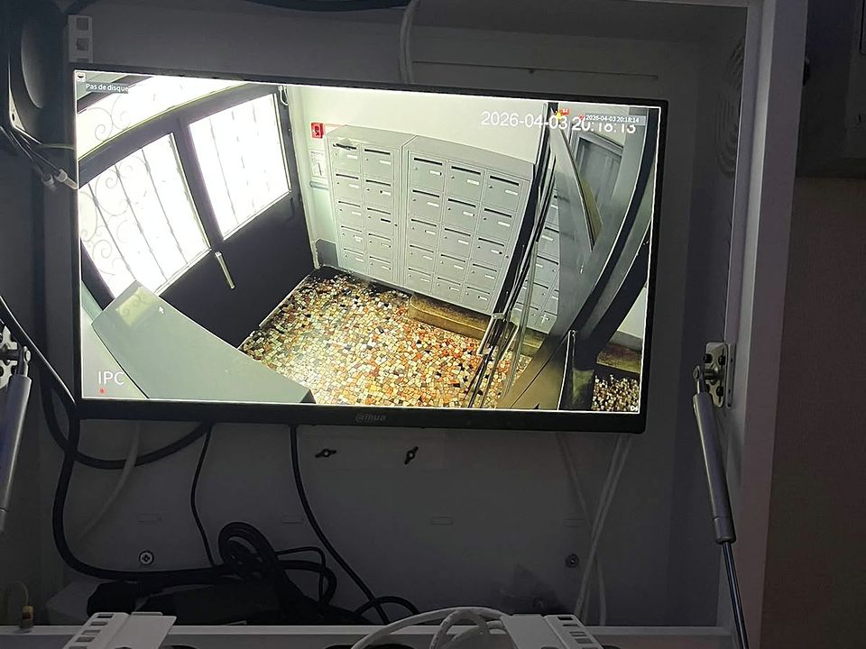 Écran de report montrant un hall et ses boîtes aux lettres