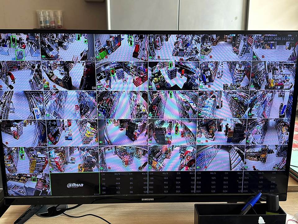Écran de supervision affichant une trentaine de caméras d'une surface de vente