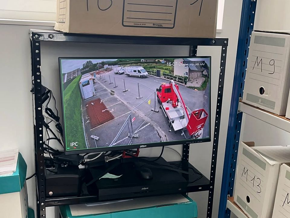 Écran de report affichant le direct d'un chantier surveillé